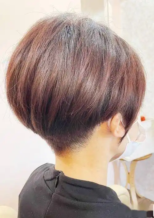 推边短发是一款充满活力的时尚发型,其最大的特点在于将发梢推向一侧