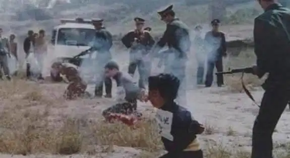 80年代死刑犯被执行枪毙全程现场气氛极恐怖