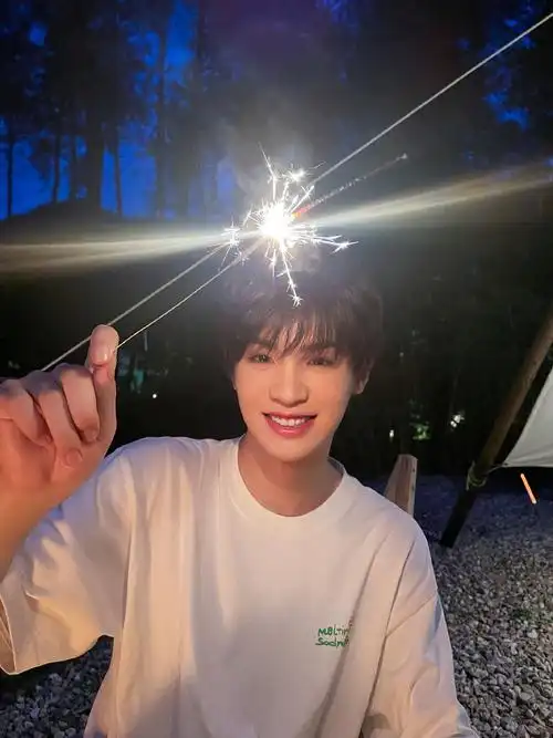 黄明昊放烟花live图有,白色短袖,夜色氛围感下手拿烟花,风景和帅气小