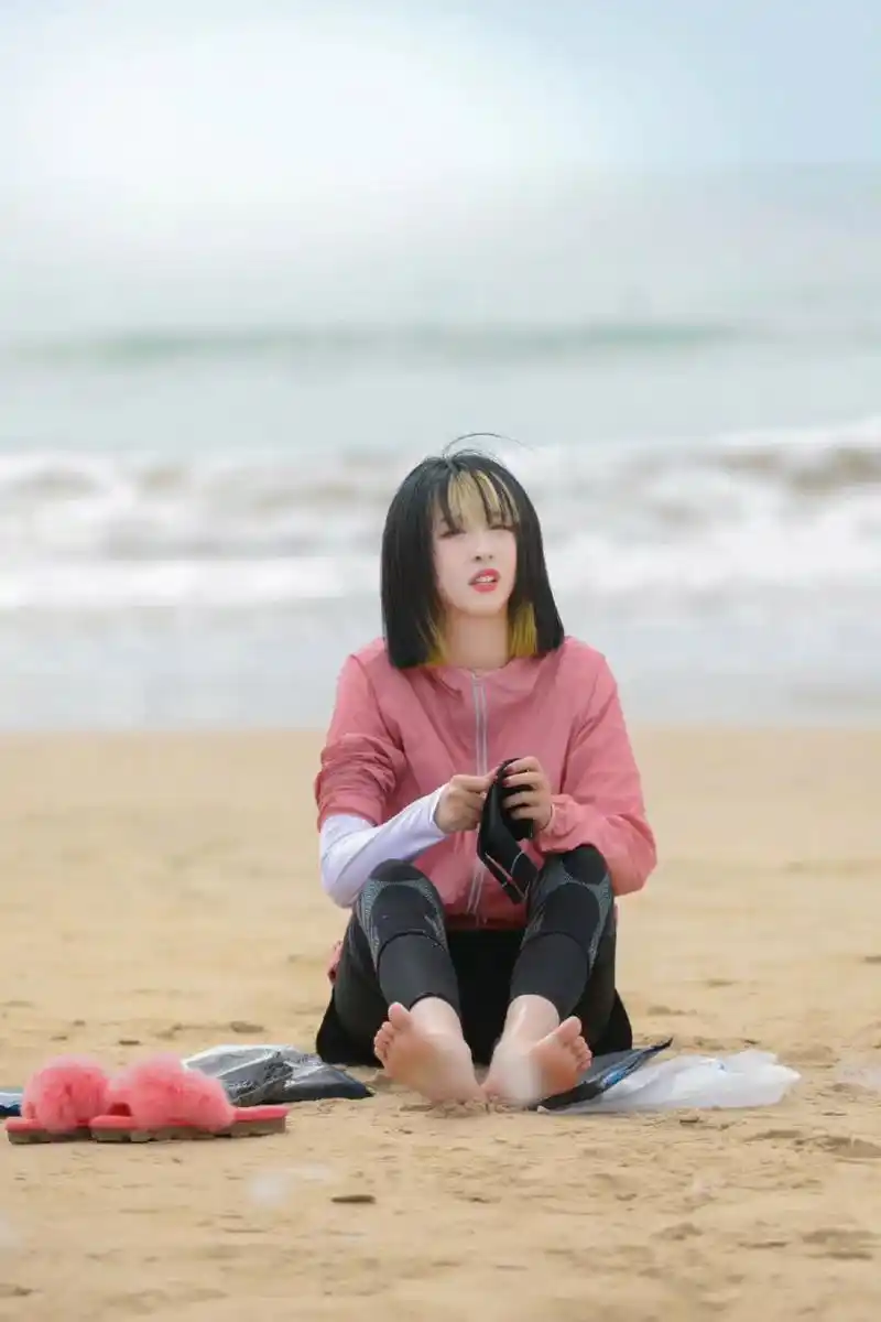 赵小棠光着小脚丫坐在沙滩上,看样子是刚做完游戏.