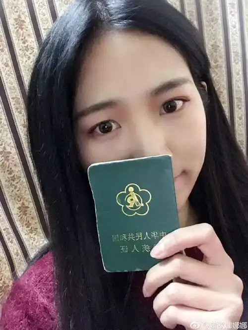 面对某些人不太友善的弹幕,蕾欧娜依然保持着微笑,并让他们去看自己的