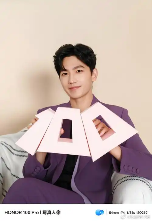 手机好宠@杨洋,给代言人安排上了同款羊玩偶满分写真,简直泰可爱啦!