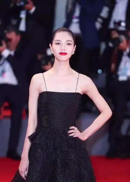 随着钟楚曦的曝光率越来越高,她便到了该知道什么叫"人红是非多"的地