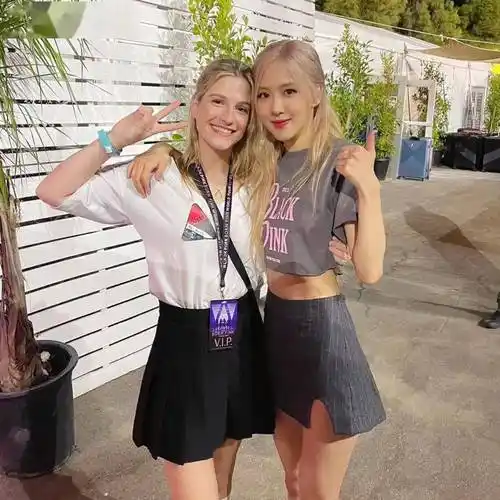 lisa和朴彩英的后台合照