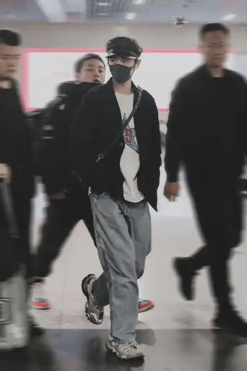 又帅气又飒走路都好酷#肖战#  @x玖少年团肖战daytoy#肖战我喜欢你