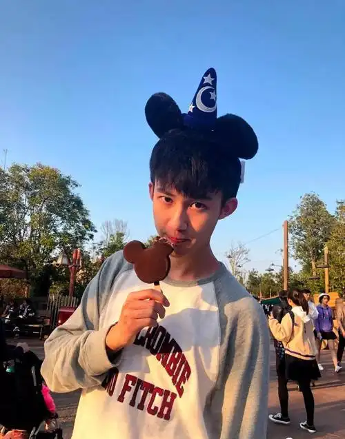 帅哥∣一枚颜值爆棚的小奶狗别人的男友从没让我失望过龚昊