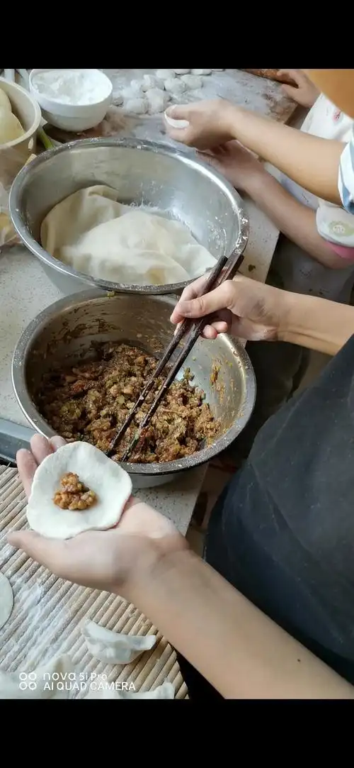 今天是农历二月初一,我们全家一起包饺子.