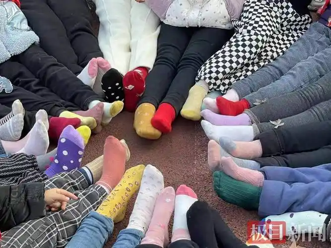 小学"错袜日"活动传递包容与理解_袜子_钢城_校园