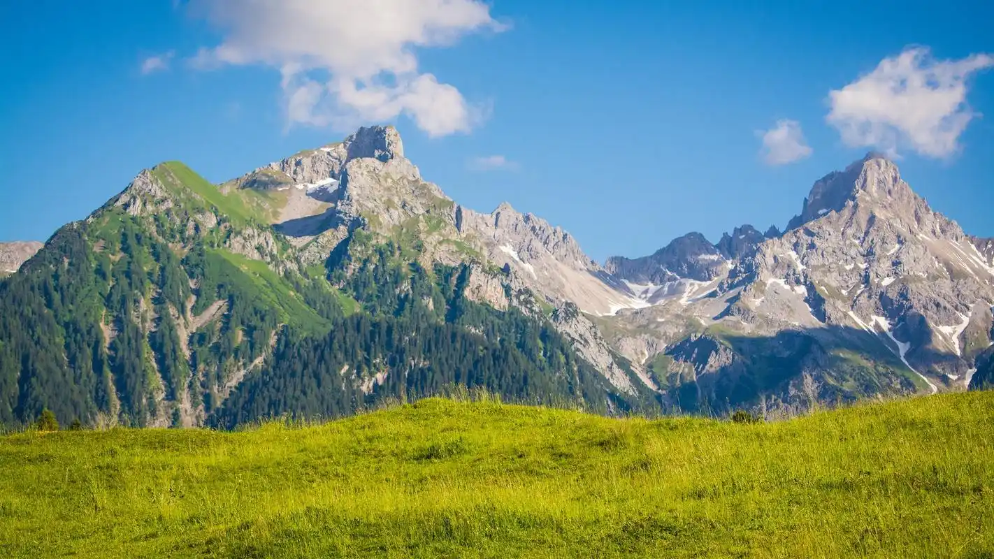 壮丽的山峰美景图片高清宽屏桌面壁纸