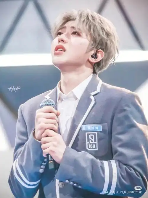 蔡徐坤哭的照片