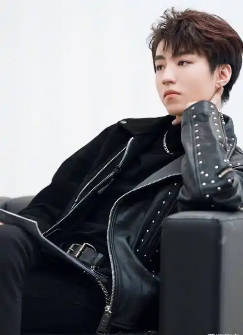 王俊凯把"混搭风"穿火了,长袖外套配短裤,帅气得让人忽略年龄_时尚