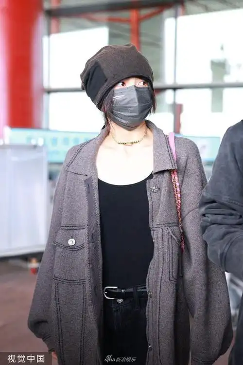 组图张子枫结束巴黎时装周行程冷帽配夹克酷飒十足