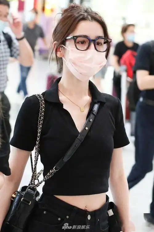 哈妮克孜穿黑色短款t恤大秀蛮腰可爱比剪刀手笑容甜美