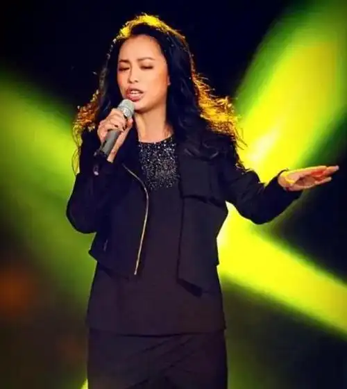 接着,在登上综艺舞台的时候,黄绮珊的形象与她在《歌手》节目中的形象