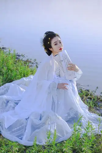 夕阳下湖边/唐风齐胸汉服