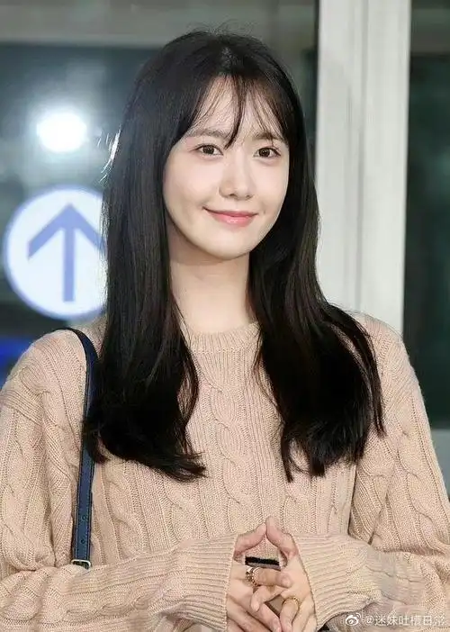 林允儿机场新闻图#剪了刘海以后更可爱了05老婆每次新闻图都这么美