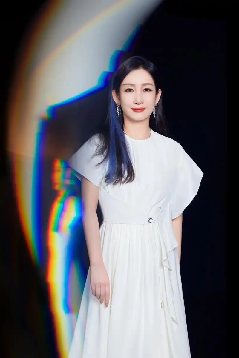 秦海璐真不注意,穿黑纱上衣配紧身裤,身材55分一点不像女明星