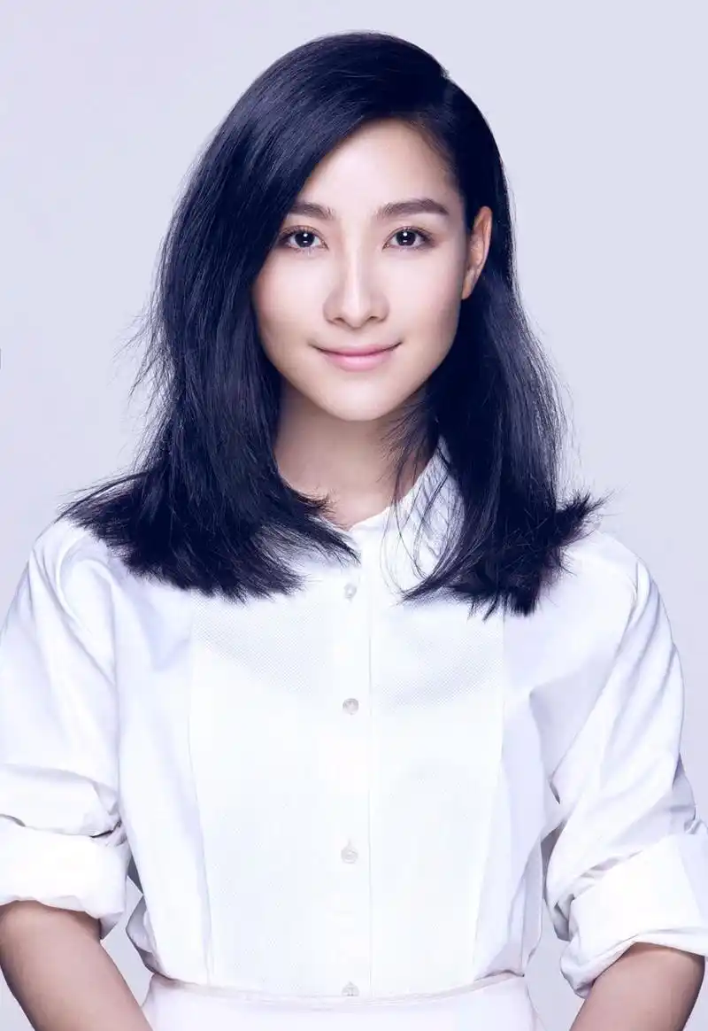 《甄嬛传》安陵容陶昕然拍写真,皮肤白皙展优雅气质