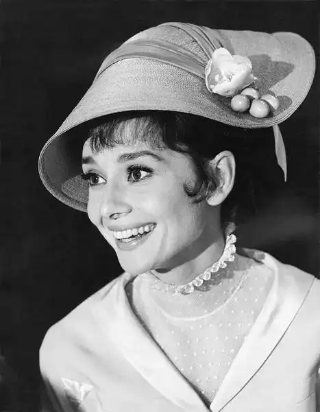 简介:奥黛丽·赫本《窈窕淑女》剧照图片,分享一组奥黛丽·赫本图片给