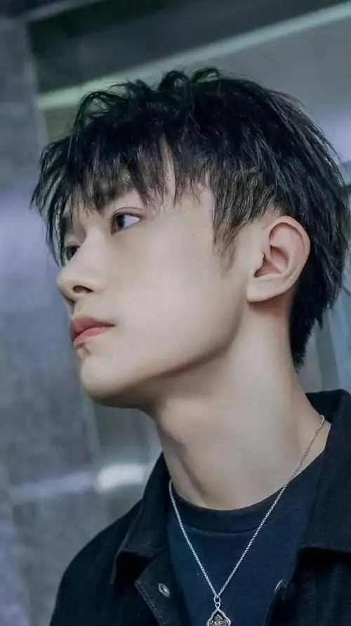 易烊千玺侧颜照小合集 下颌线"杀人"事件正在上演