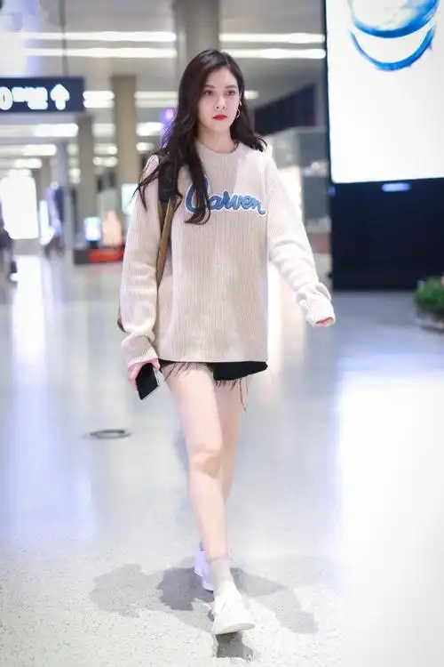 宋妍霏穿米色毛衫配黑色牛仔短裤秀美腿 行走间笑容灿烂星范十足