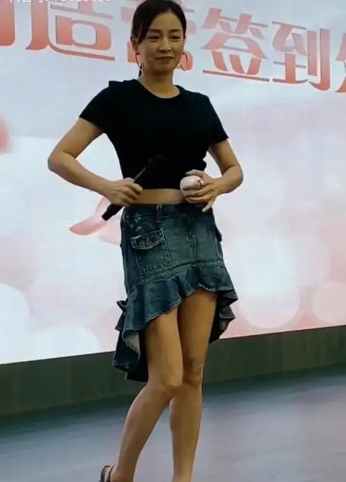 张庭出来营业,牛仔裙短到大腿位置,网友:不像年过半百的女人