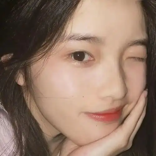 女生治愈头像码住慢慢看,觉得不错点个赞吧!爱笑的女孩子运气很好!