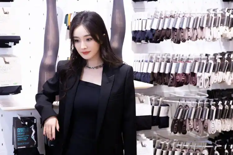 分享一组杨幂图片给大家,图中的明星图片壁纸会点缀你的电脑桌面,美化