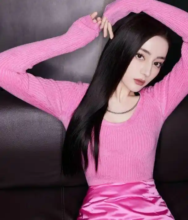 迪丽热巴久违晒自拍照,直言无滤镜不自拍,但这表情怎么怪怪的_网友