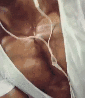 彭于晏微博秀胸肌,这身板隔着屏幕都能感觉到呼吸的气息