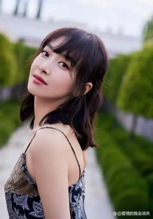 近日,知名女演员宋茜发布了一组时尚写真,在网络上引起了众多网友的