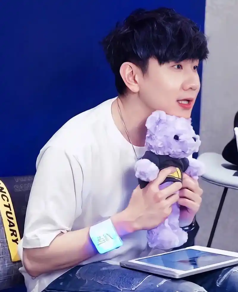 林俊杰 #全世界最好的林俊杰 就算手里的荧光棒变成了拐杖  - 抖