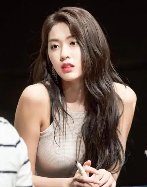 身材丰满气质出众的性感女神金雪炫