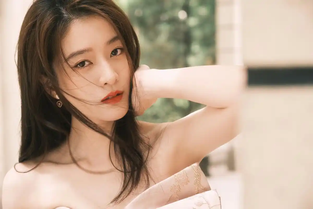 张雪迎粉色抹胸蝴蝶礼服,青春逼人#明星生图大赏