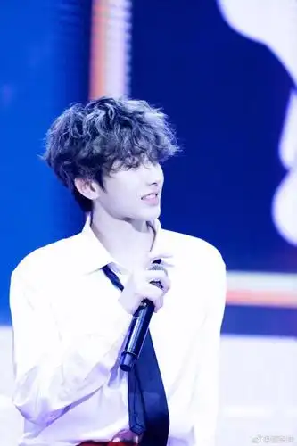 蔡徐坤晒两种发型帅气俊朗自侃自己人别打架