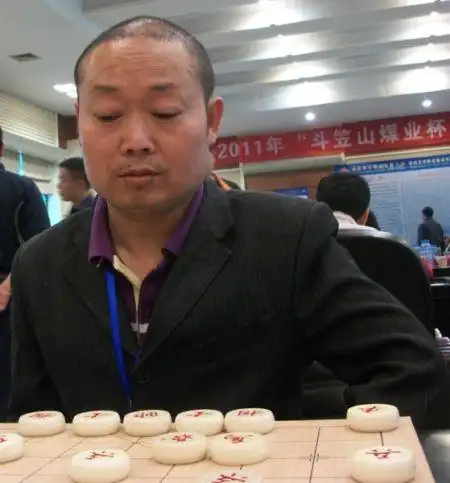 图文-湖南省象棋锦标赛第3日 龚小钟仪态庄重