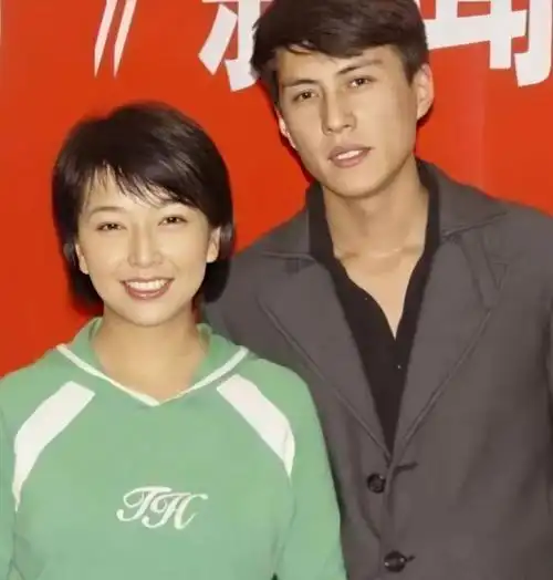 靳东和大9岁的江珊同居5年为何最后娶了二婚的李佳