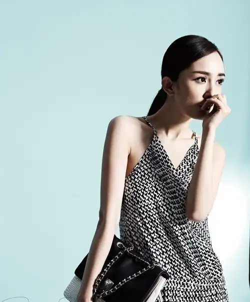 杨幂双面造型俏皮短发灵动性感率真