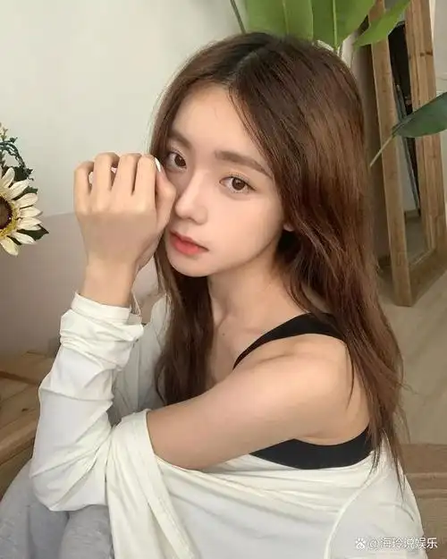 她的区别在于,她的造型风格和外貌都特别偏向于"韩系"