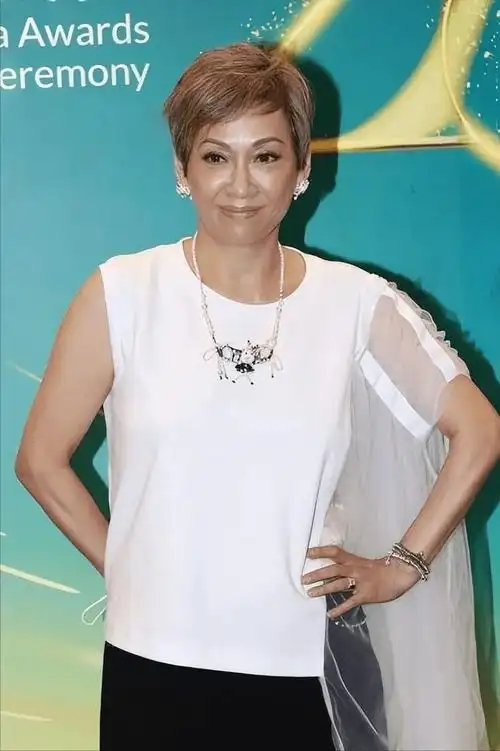 周润发前妻挺时髦,60岁穿不规则t恤玩个性,短裤配时尚成亮点_余安安