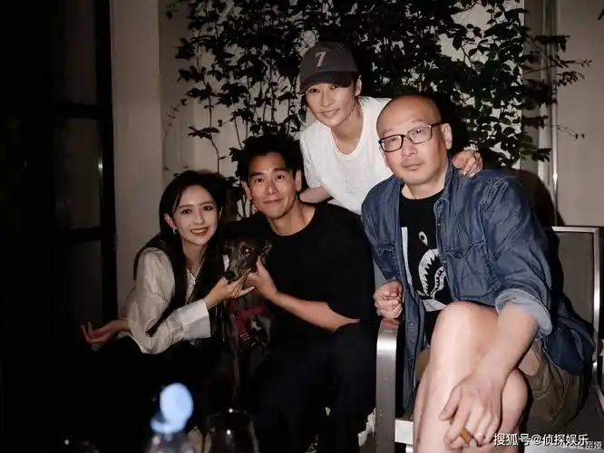 而在彭于晏动态里的照片,他和佟丽娅合照仍然是搞怪十足,瞧瞧这表情