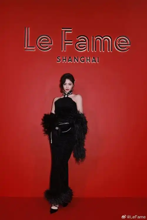 秀|秀场星光@许佳琪kiki身着le fame 24秋冬高级定制丝绒新中式礼服裙