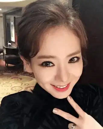 戚薇素颜像换了个人一样, 有人说撞脸baby有人说是尚雯婕