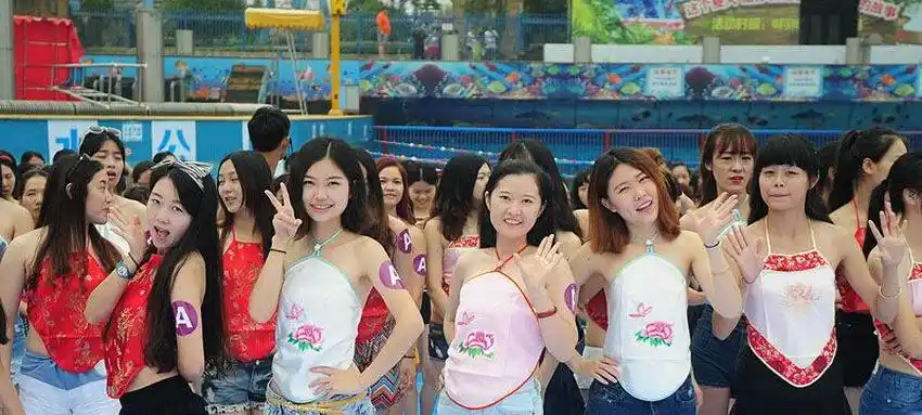 杭州数千美女集体穿肚兜拍毕业照2