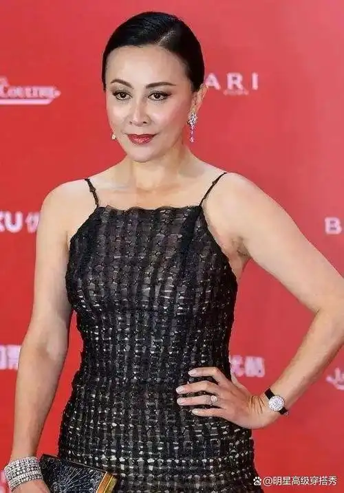 刘嘉玲豁出去了!穿透视渔网裙赚足眼球,性感妖娆宛如30岁少女