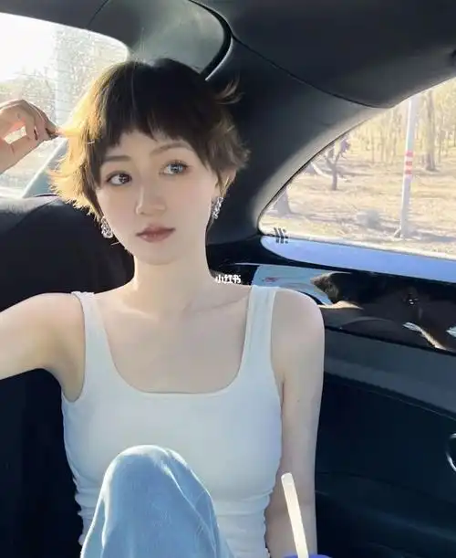 女生超火减龄潮短发