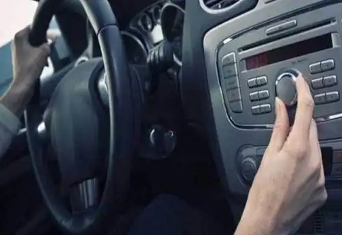 开车别搞小动作,这几个不良习惯分分钟害人害己