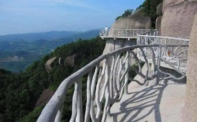 宜春明月山青云栈道n青云栈道拥有"绝壁览胜"一大景观,位于海拔1700米