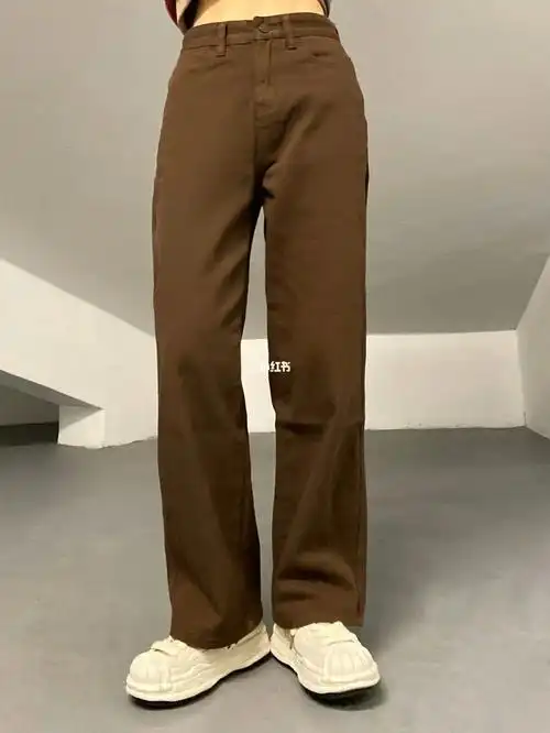 棕色总给我一种美式辣妹的感觉,虽然这条裤子是比较基本的款式,但也给