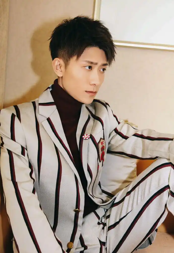 张一山图片张一山yc盛典条纹西服帅气写真图片